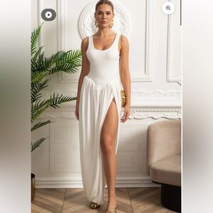 New Sierra Darian DRAPED MAXI DRESS WITH SCULPTURAL SKIRT AND SIDE SLIT - WHITE